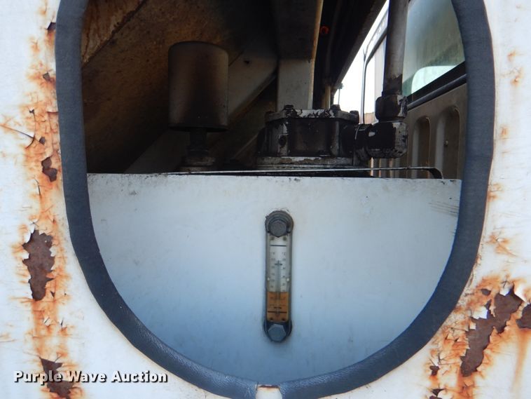 image for item IY9420 2005 Freightliner M2 Business Class  refuse truck