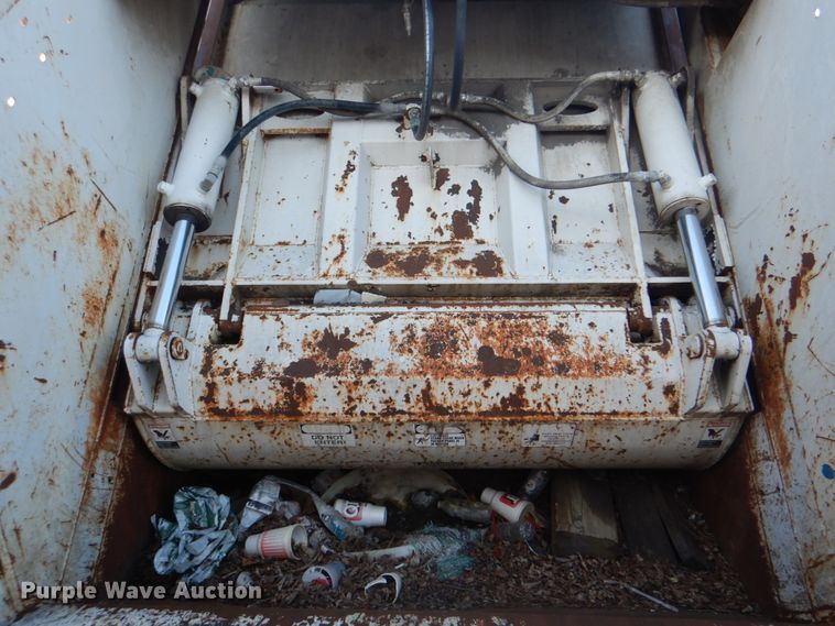 image for item IY9420 2005 Freightliner M2 Business Class  refuse truck