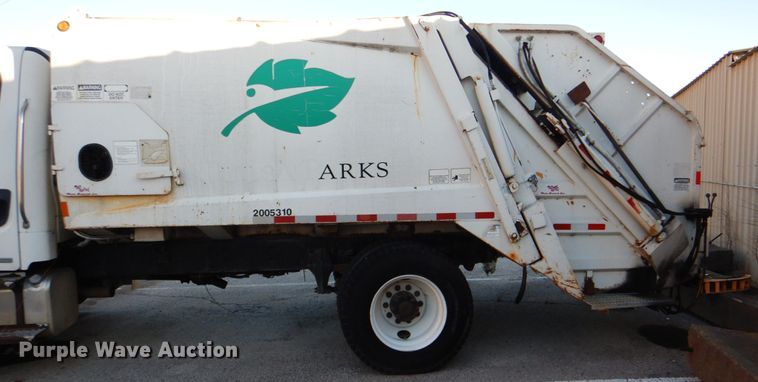 image for item IY9420 2005 Freightliner M2 Business Class  refuse truck