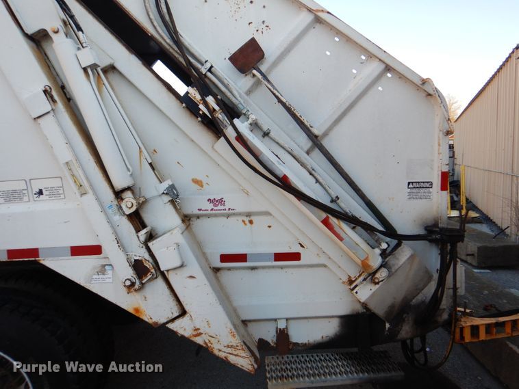 image for item IY9420 2005 Freightliner M2 Business Class  refuse truck