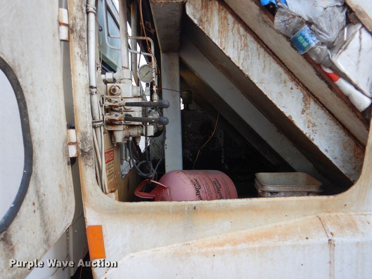 image for item IY9420 2005 Freightliner M2 Business Class  refuse truck