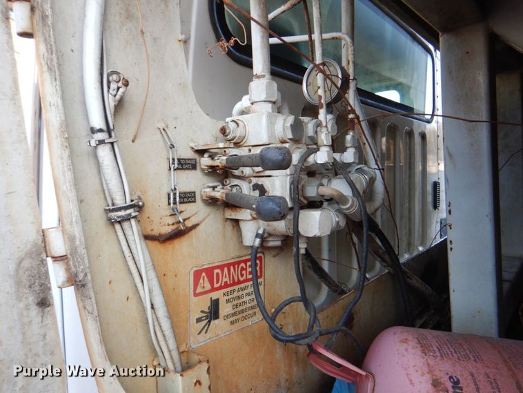 image for item IY9420 2005 Freightliner M2 Business Class  refuse truck