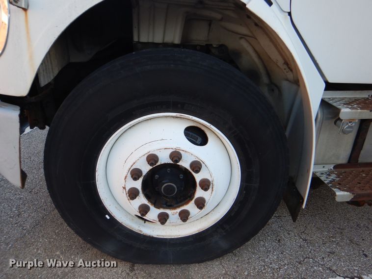 image for item IY9420 2005 Freightliner M2 Business Class  refuse truck