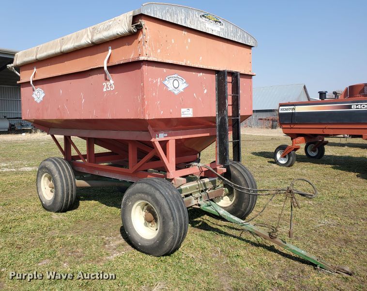 image for item DF4524 Unverferth GB235  gravity wagon