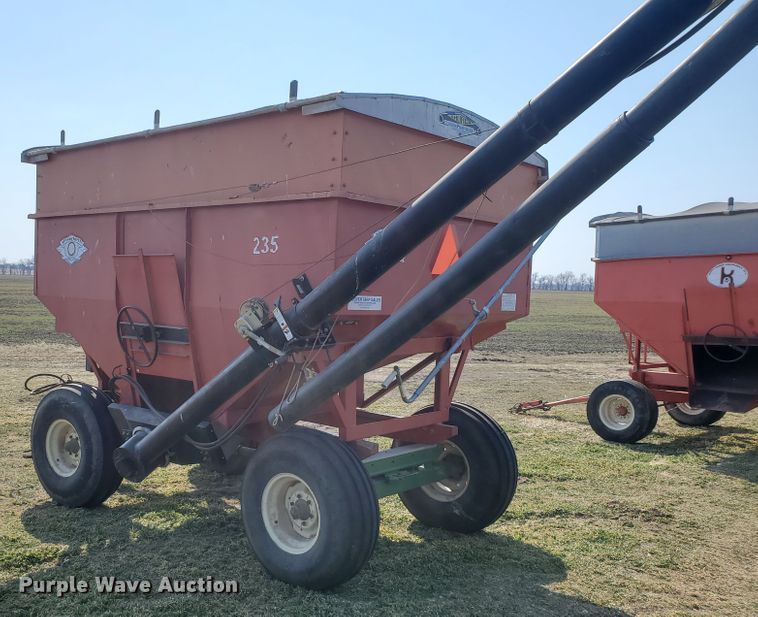 image for item DF4524 Unverferth GB235  gravity wagon