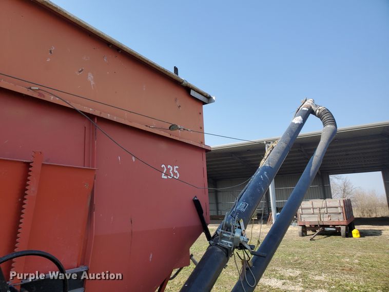 image for item DF4524 Unverferth GB235  gravity wagon