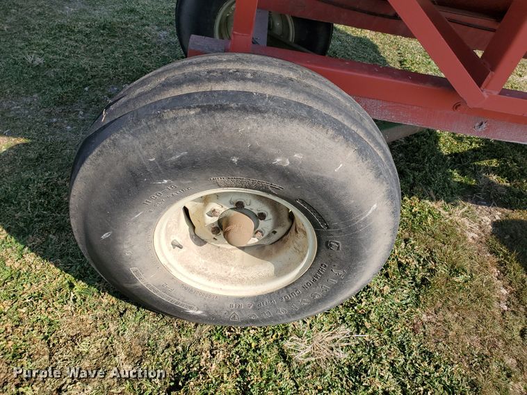 image for item DF4524 Unverferth GB235  gravity wagon