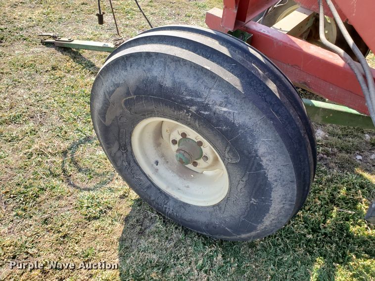 image for item DF4524 Unverferth GB235  gravity wagon