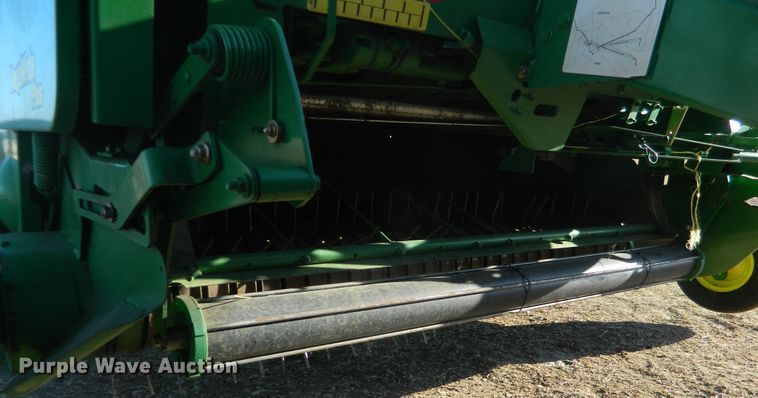 image for item DF4673 2007 John Deere 568  round baler