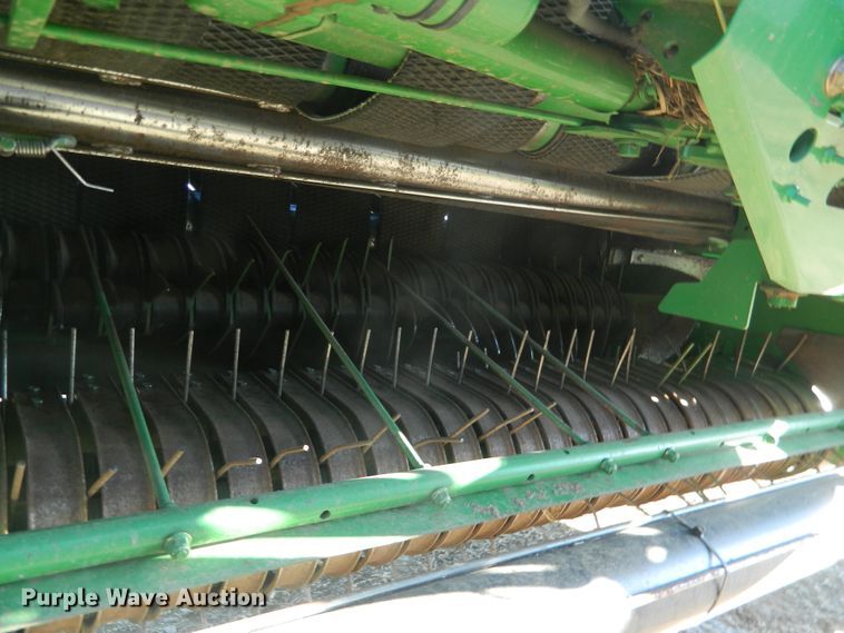 image for item DF4673 2007 John Deere 568  round baler
