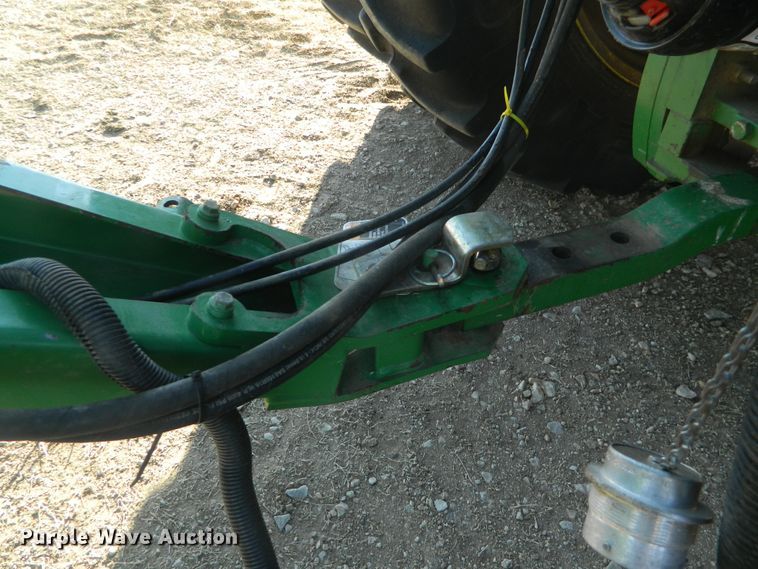 image for item DF4673 2007 John Deere 568  round baler