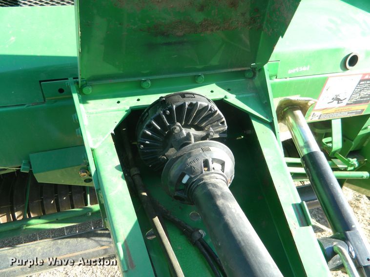 image for item DF4673 2007 John Deere 568  round baler