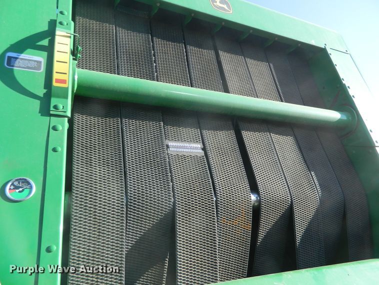 image for item DF4673 2007 John Deere 568  round baler