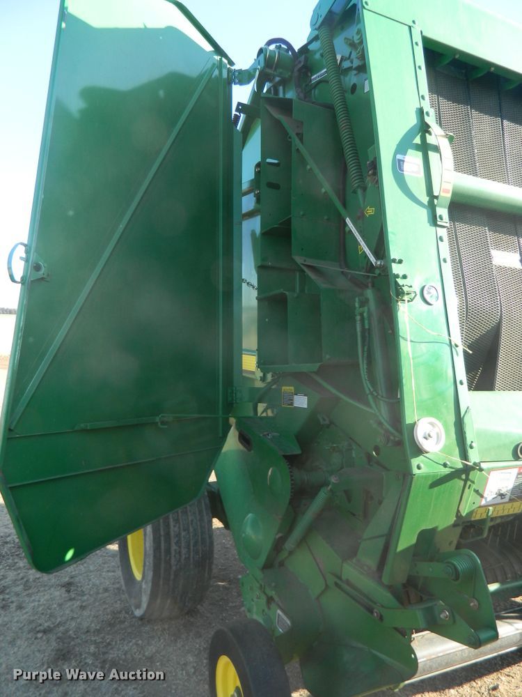 image for item DF4673 2007 John Deere 568  round baler