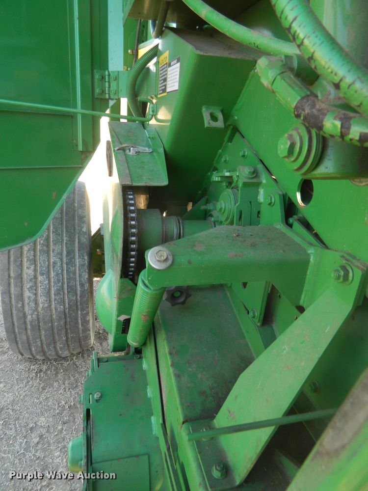 image for item DF4673 2007 John Deere 568  round baler