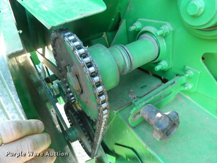 image for item DF4673 2007 John Deere 568  round baler