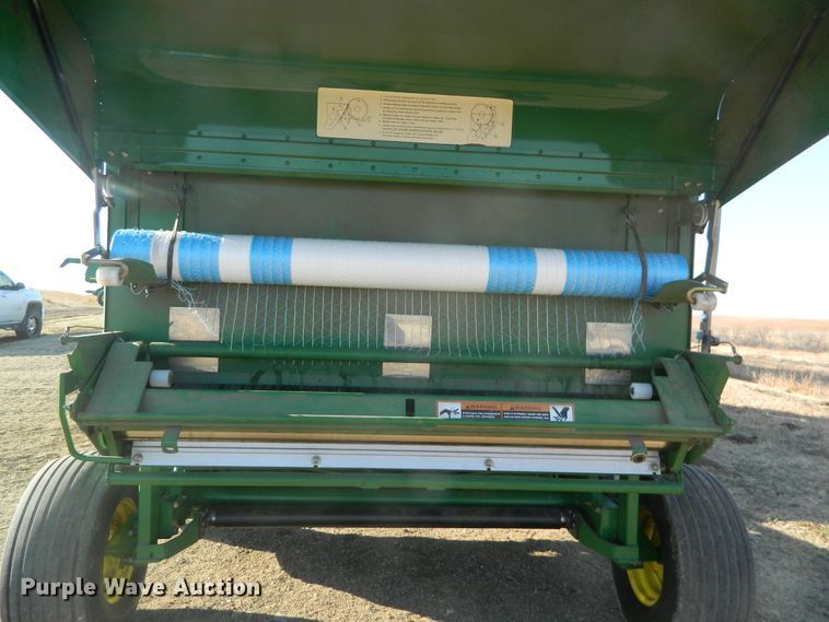 image for item DF4673 2007 John Deere 568  round baler