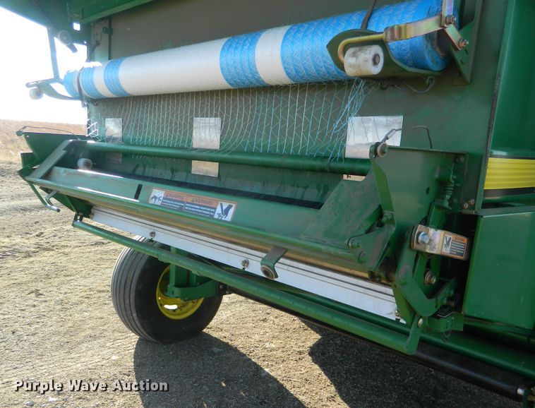 image for item DF4673 2007 John Deere 568  round baler
