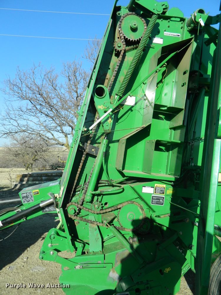 image for item DF4673 2007 John Deere 568  round baler