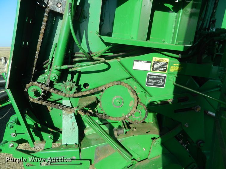 image for item DF4673 2007 John Deere 568  round baler