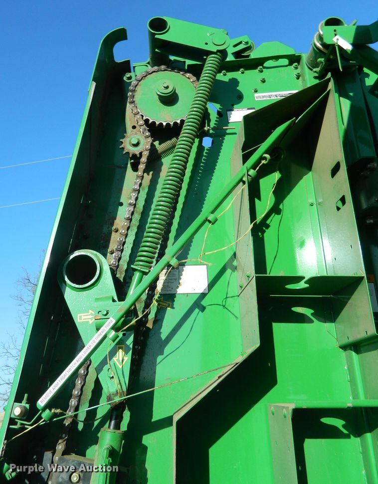 image for item DF4673 2007 John Deere 568  round baler