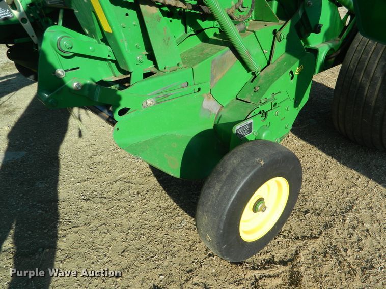 image for item DF4673 2007 John Deere 568  round baler