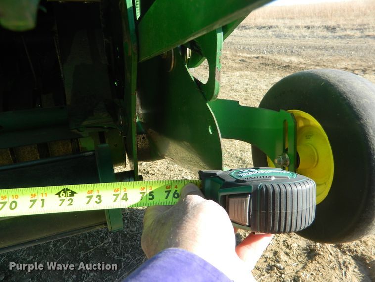 image for item DF4673 2007 John Deere 568  round baler