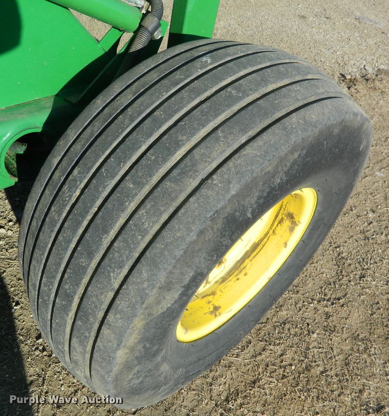 image for item DF4673 2007 John Deere 568  round baler