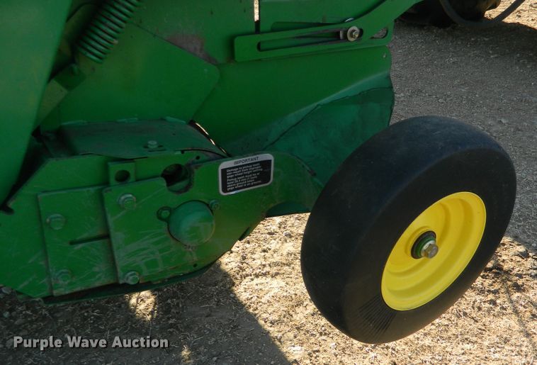 image for item DF4673 2007 John Deere 568  round baler