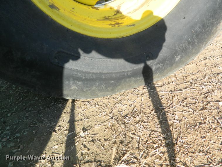 image for item DF4673 2007 John Deere 568  round baler