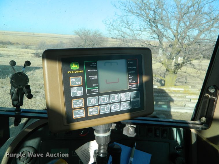 image for item DF4673 2007 John Deere 568  round baler