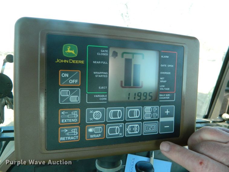 image for item DF4673 2007 John Deere 568  round baler
