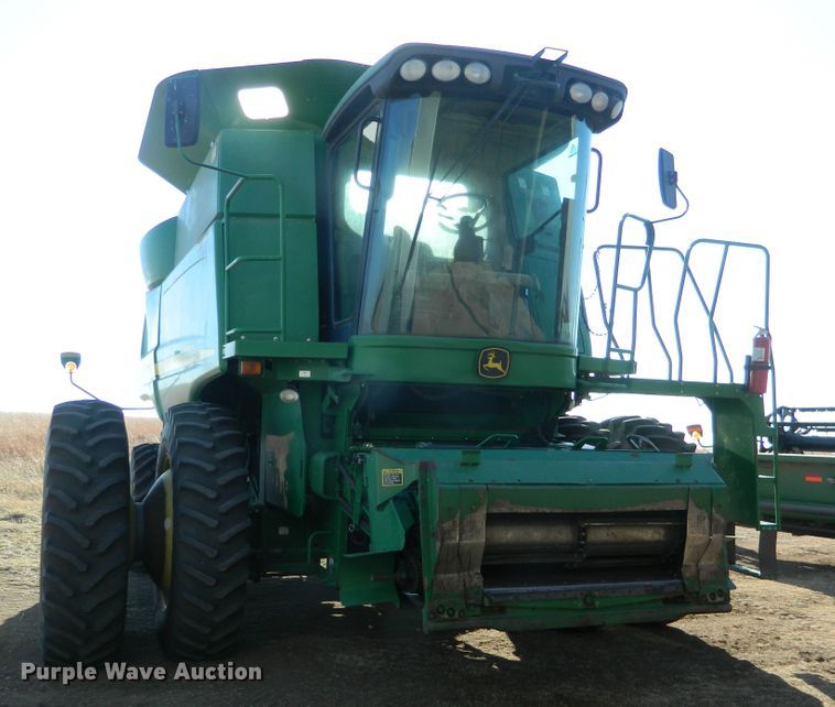 image for item DF4676 2006 John Deere 9660 STS  combine