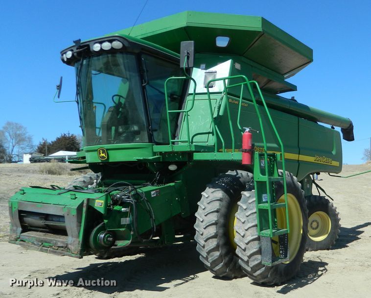 image for item DF4690 2006 John Deere 9660 STS  combine
