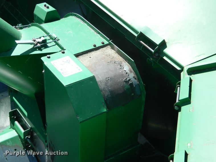 image for item DF4690 2006 John Deere 9660 STS  combine