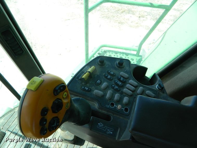 image for item DF4690 2006 John Deere 9660 STS  combine
