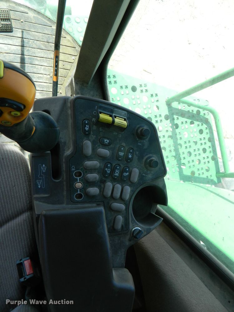 image for item DF4690 2006 John Deere 9660 STS  combine