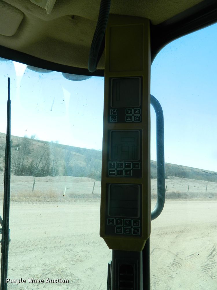 image for item DF4690 2006 John Deere 9660 STS  combine