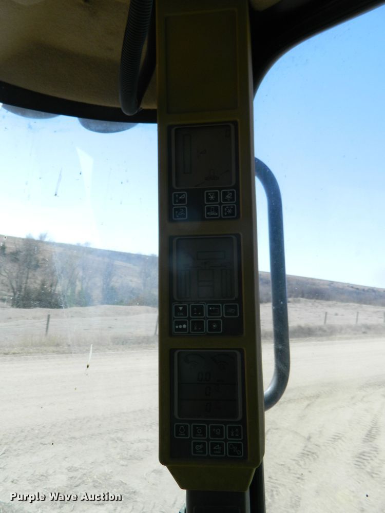 image for item DF4690 2006 John Deere 9660 STS  combine