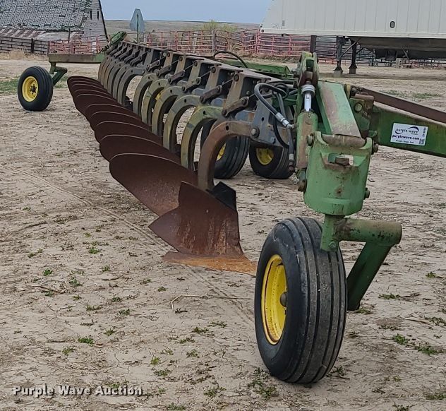 image for item DF4694 John Deere  12 bottom plow