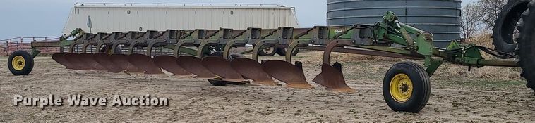 image for item DF4694 John Deere  12 bottom plow