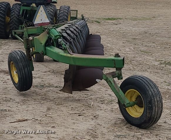 image for item DF4694 John Deere  12 bottom plow
