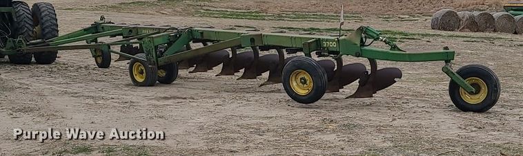 image for item DF4694 John Deere  12 bottom plow