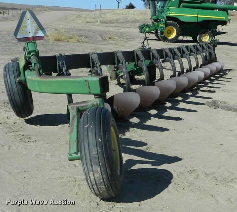 image for item DF4694 John Deere  12 bottom plow