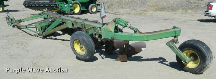 image for item DF4694 John Deere  12 bottom plow