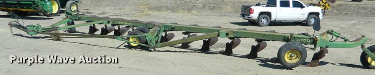 image for item DF4694 John Deere  12 bottom plow