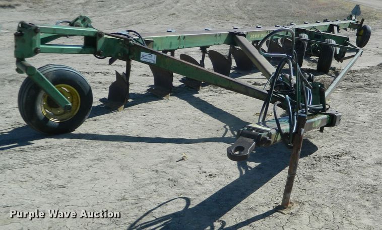 image for item DF4694 John Deere  12 bottom plow