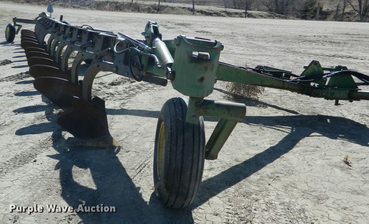 image for item DF4694 John Deere  12 bottom plow