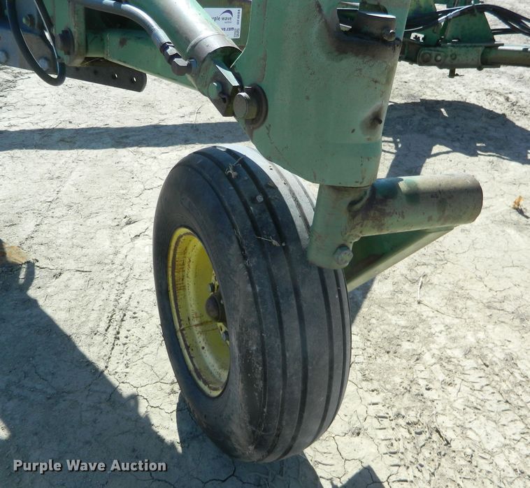 image for item DF4694 John Deere  12 bottom plow