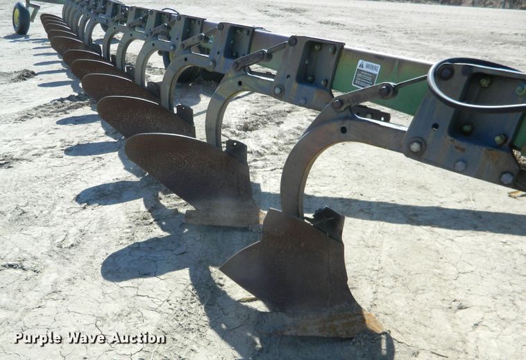 image for item DF4694 John Deere  12 bottom plow
